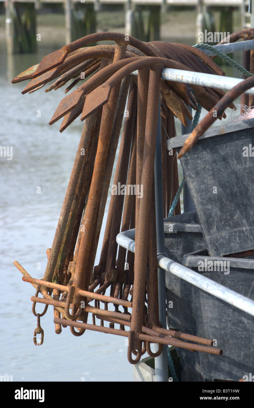 rostige rostenden Fischerboot Anker hängende Schiene Roggen East sussex Stockfoto