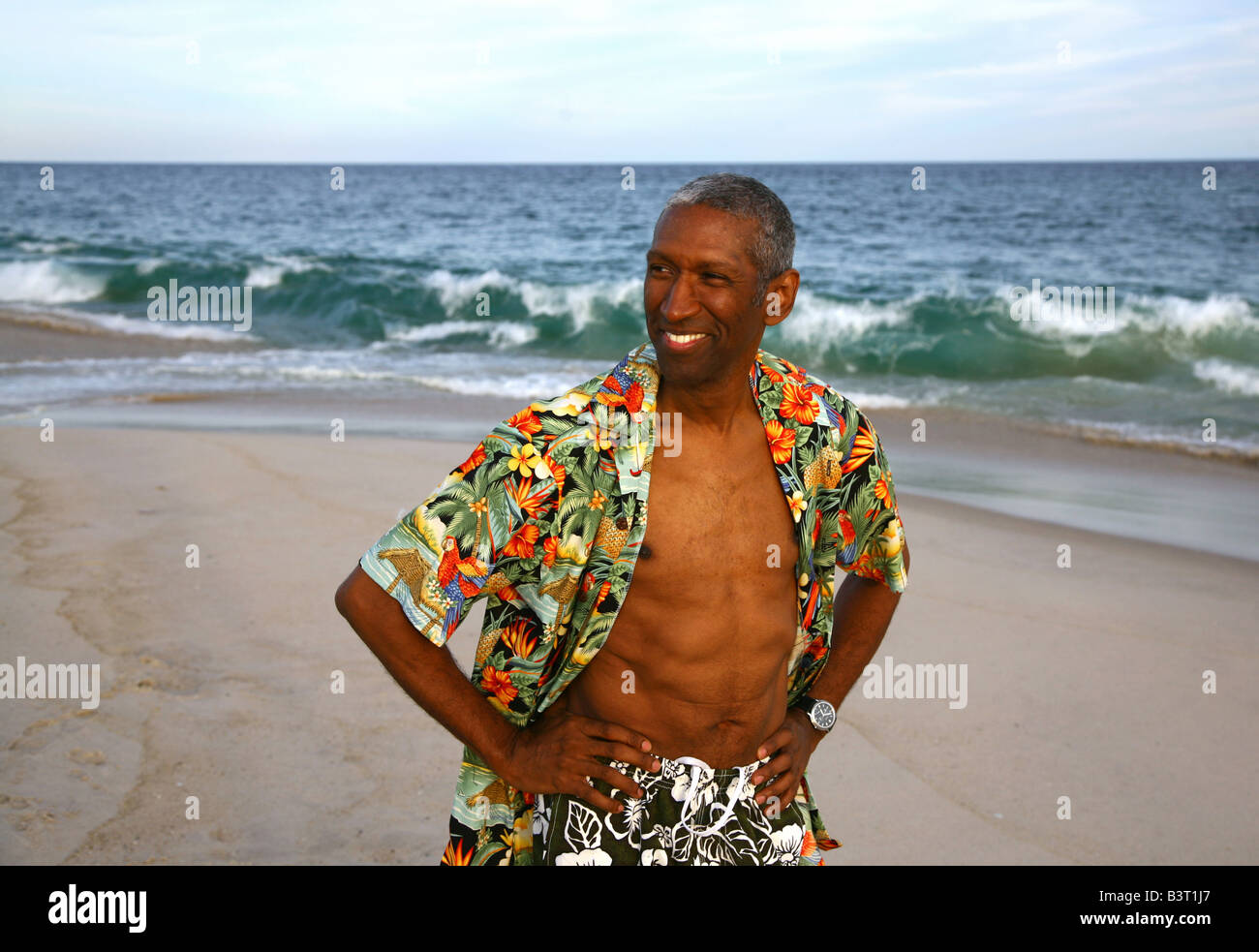 Reife afroamerikanische Mann zu Fuß am Strand Stockfoto