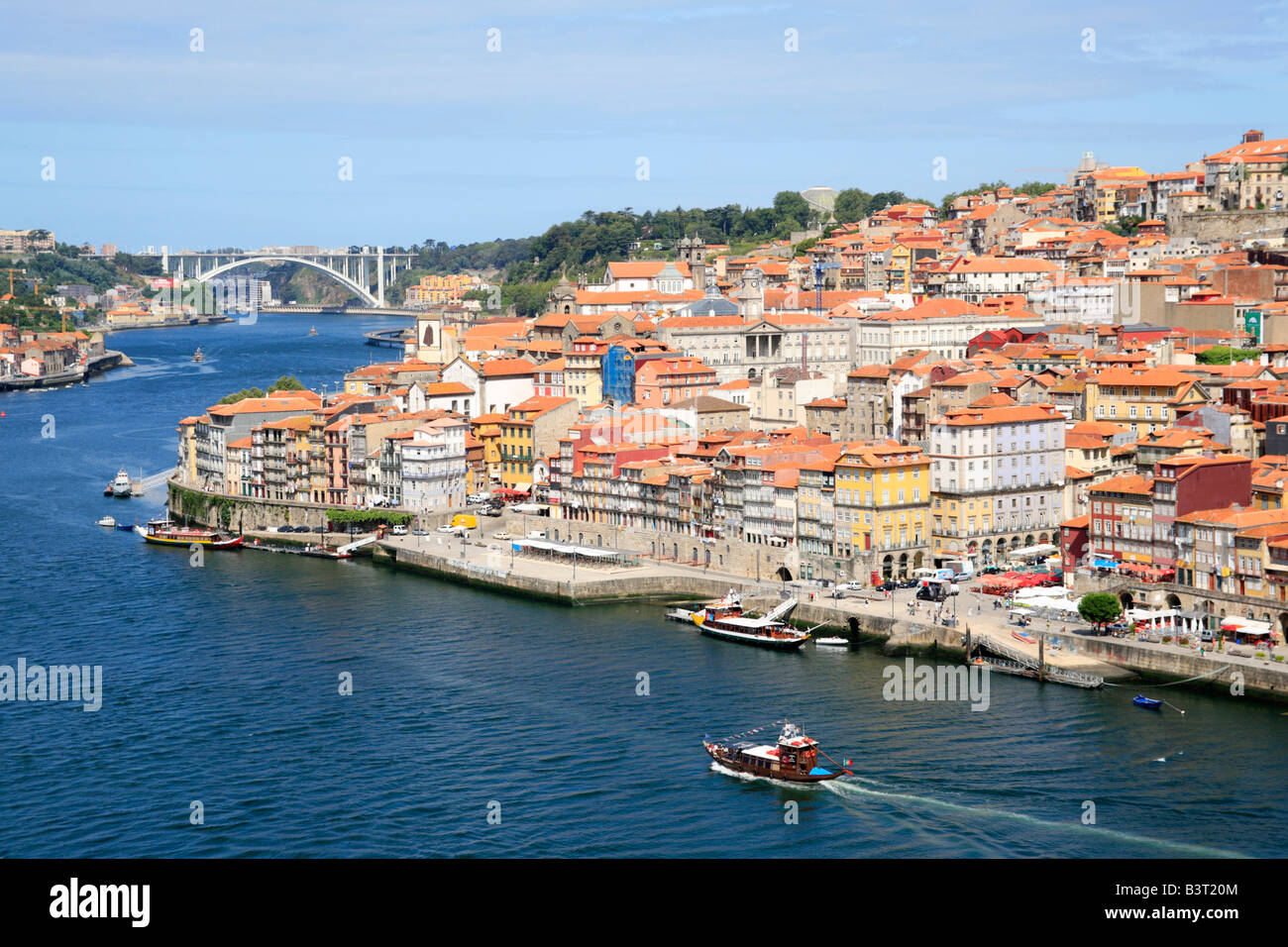 Panoramablick auf die Portwein-Boote am Rio Douro und die Altstadt von Porto Stockfoto