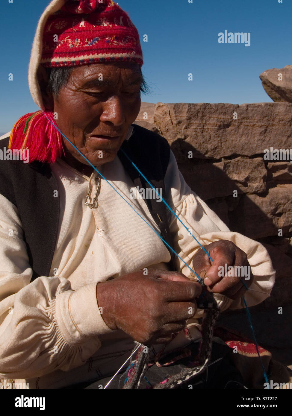 Nahaufnahme eines Taquilean Mannes stricken, Insel Taquile im Titicacasee, Peru Stockfoto