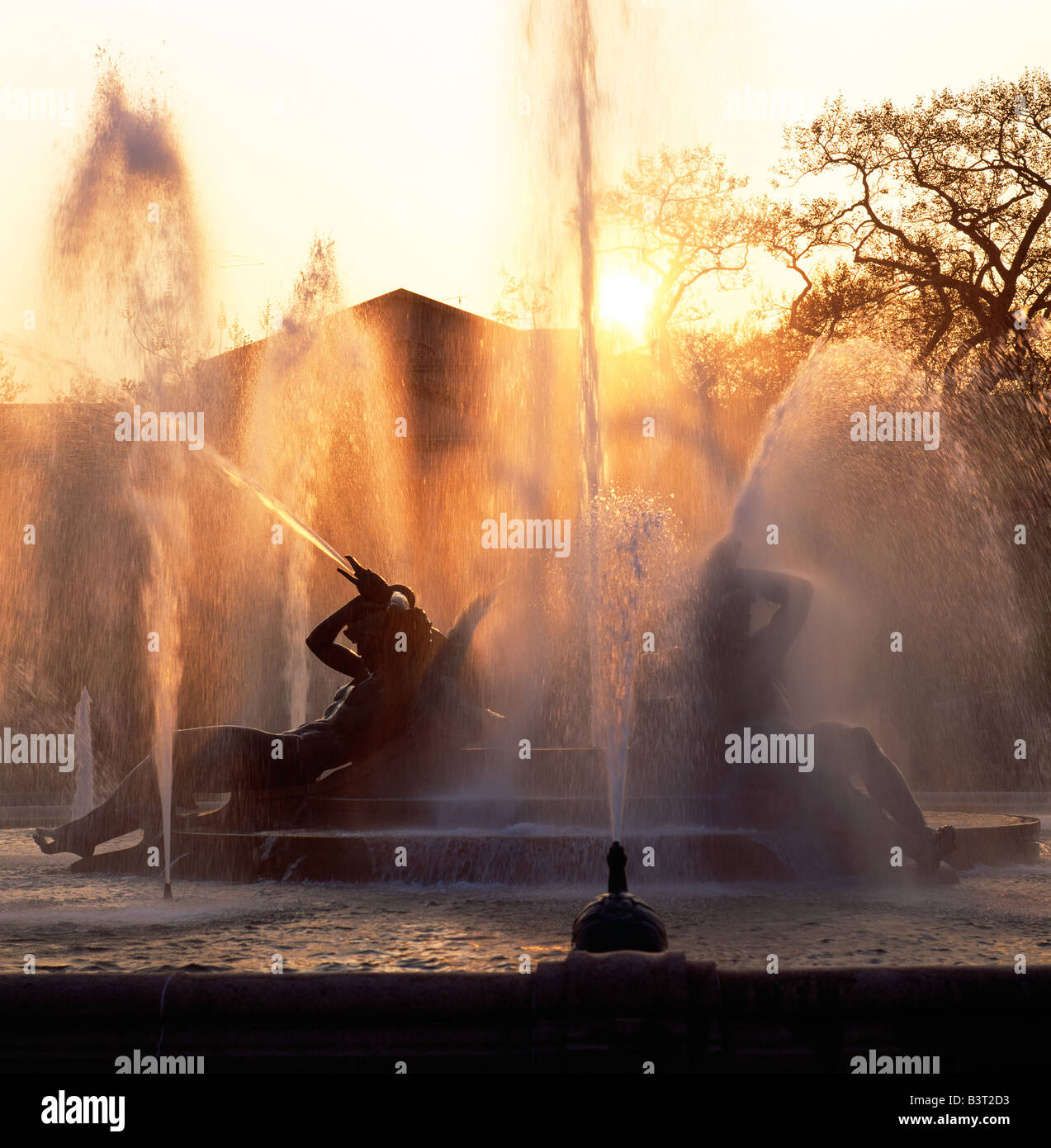 Sonnenuntergang am Brunnen am Logan Circle, Philadelphia, Pennsylvania. Benjamin Franklin Institute im Hintergrund. Stockfoto