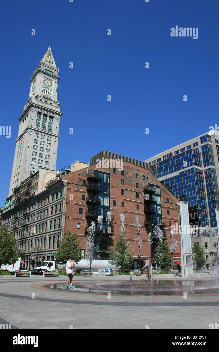 Brunnen entlang der Rose Kennedy Greenway in Boston. Custom House Tower im Hintergrund. Stockfoto