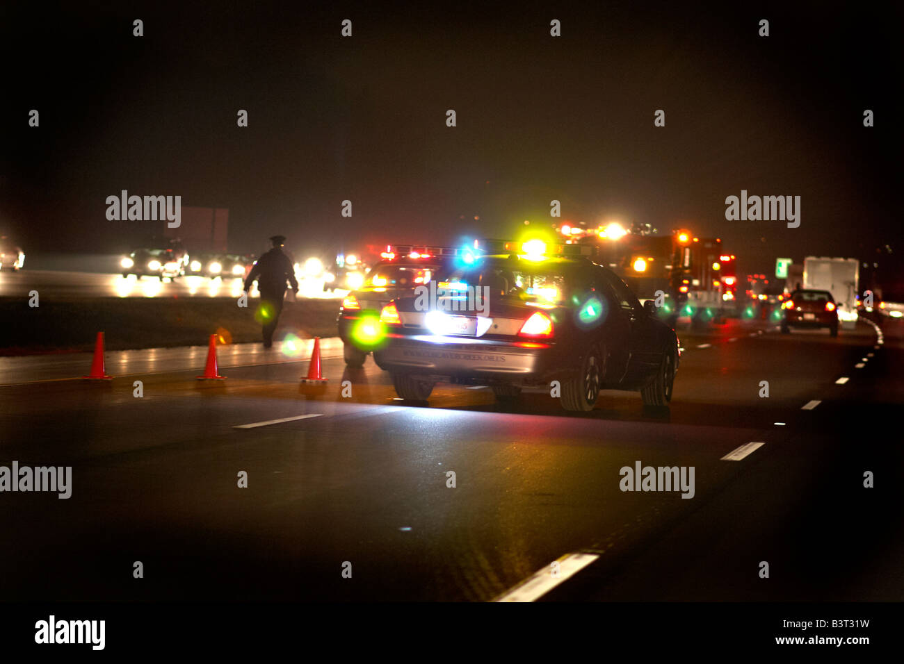 Eine Autobahn Polizei Streifenwagen an einer Unfallstelle auf der Autobahn Stockfoto