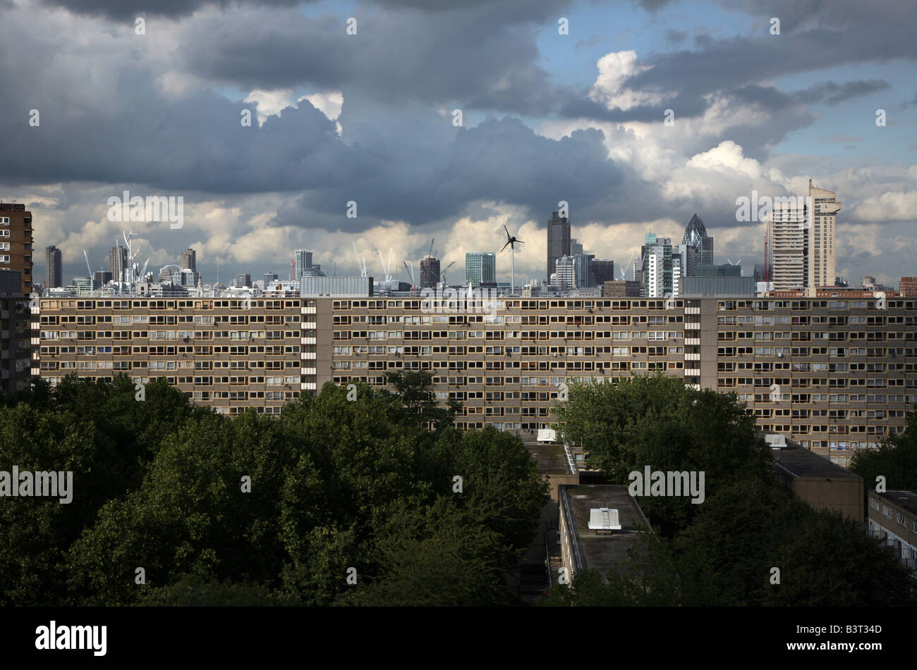 Der Londoner Skyline wie aus dem Heygate Estate, Elephant & Burg, London zu sehen. Stockfoto