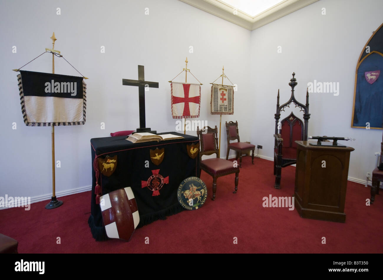 Knights Templar Banner an der Großmeister Position in einer Freimaurer-Halle. Stockfoto