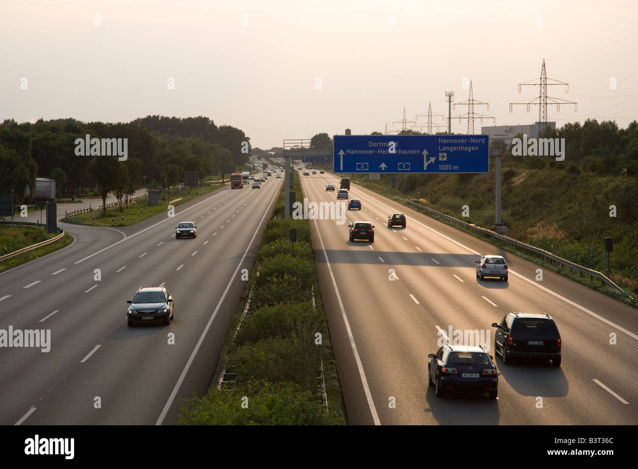 deutsche Autobahn A2 im Abendlicht Stockfoto