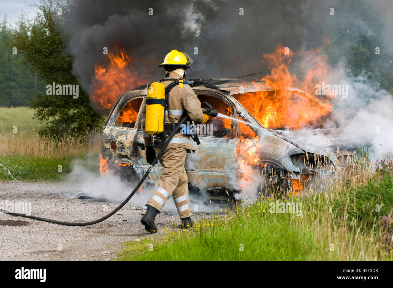 Glück gehabt für den Fahrer dieses Autos wie es ging in Flammen auf einem abgelegenen Feldweg in Schottland. Stockfoto