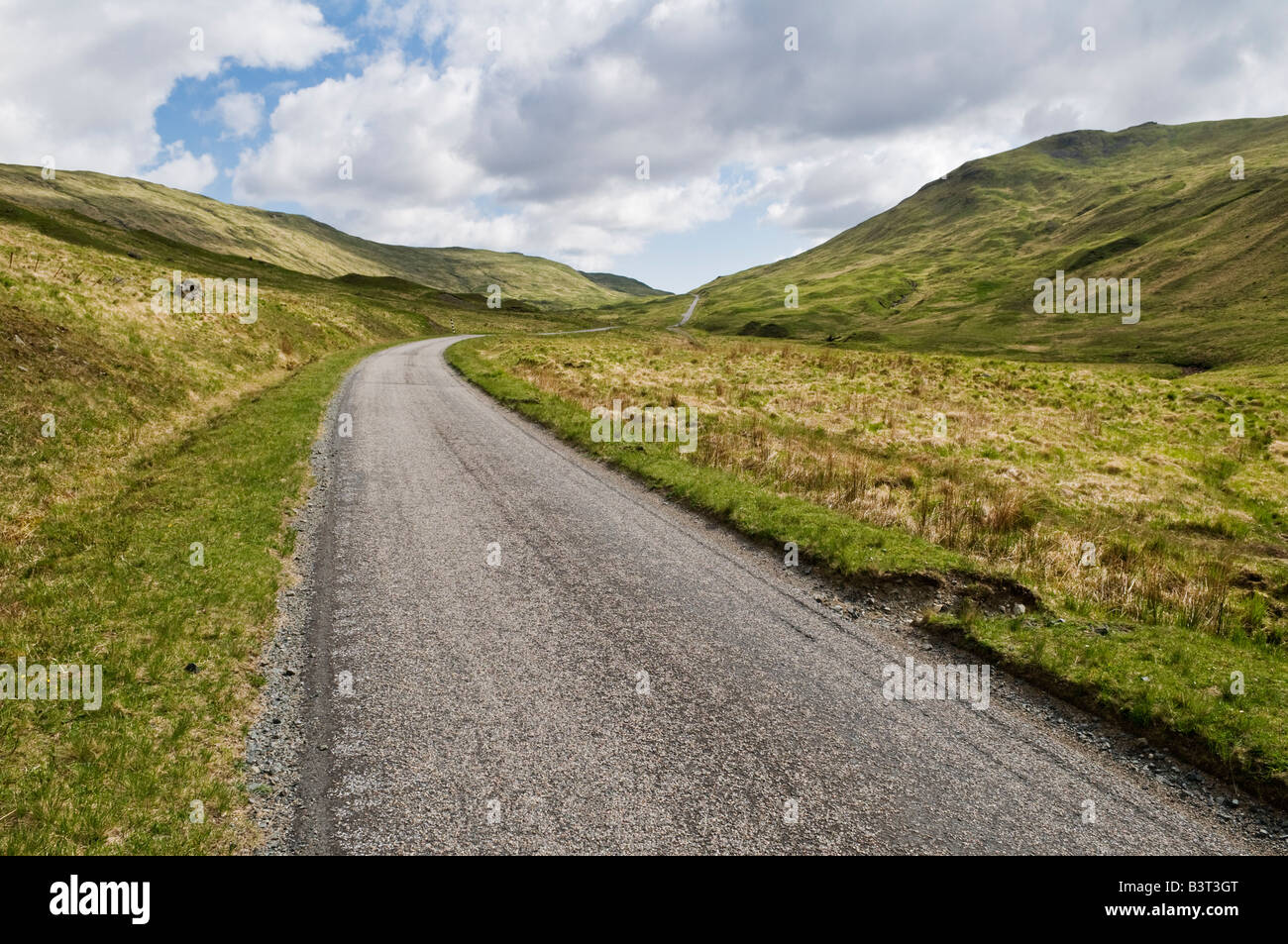 Einspurige Straße A849 führt durch karge Gelände von Glen mehr Isle of Mull, Schottland Stockfoto