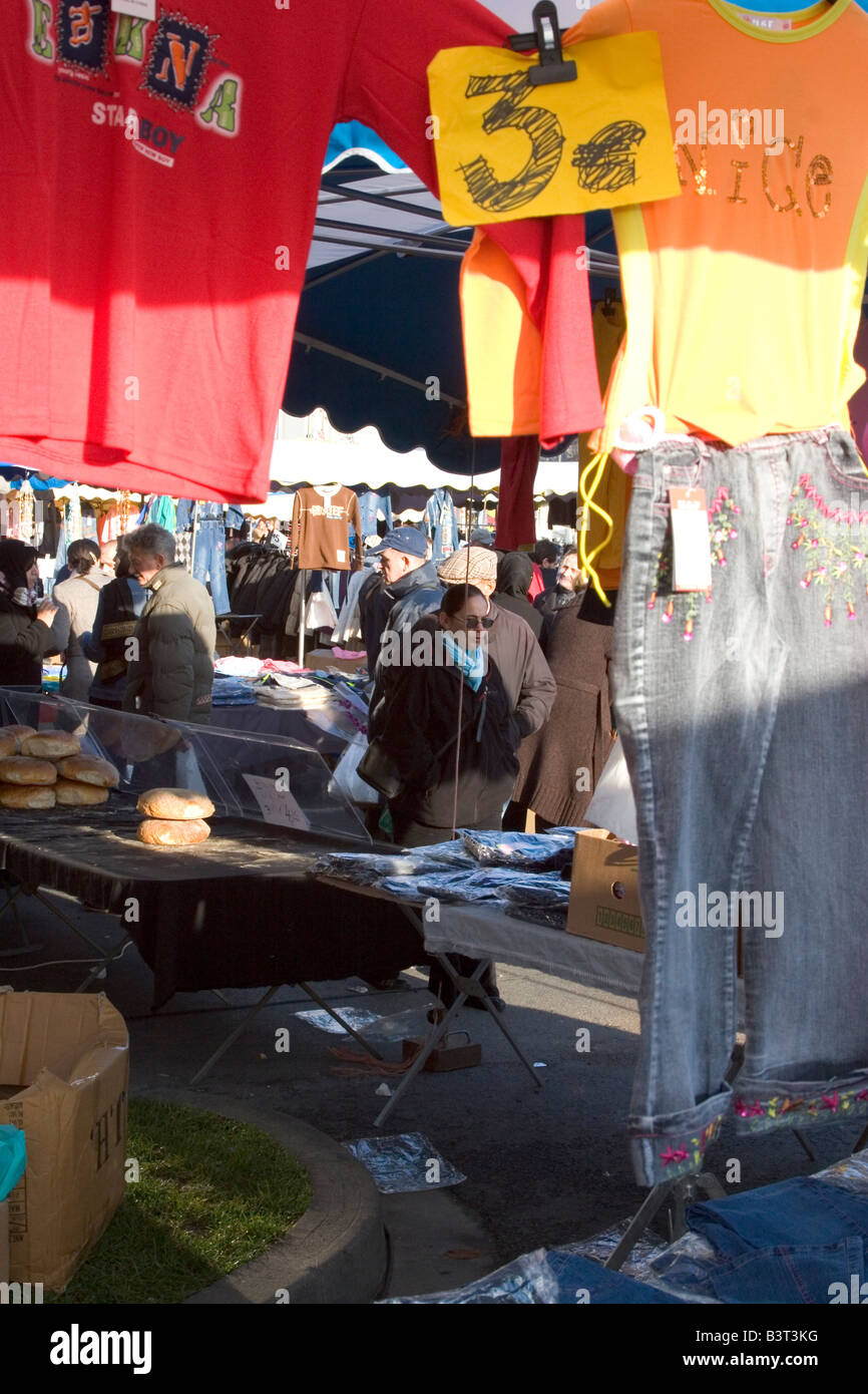 Ein hellen Morgen um MIDI-Markt, einem von Europas größten Märkte unter freiem Himmel statt jeden Sonntag in der Nähe von Gare du Midi in Brüssel Belgien Stockfoto