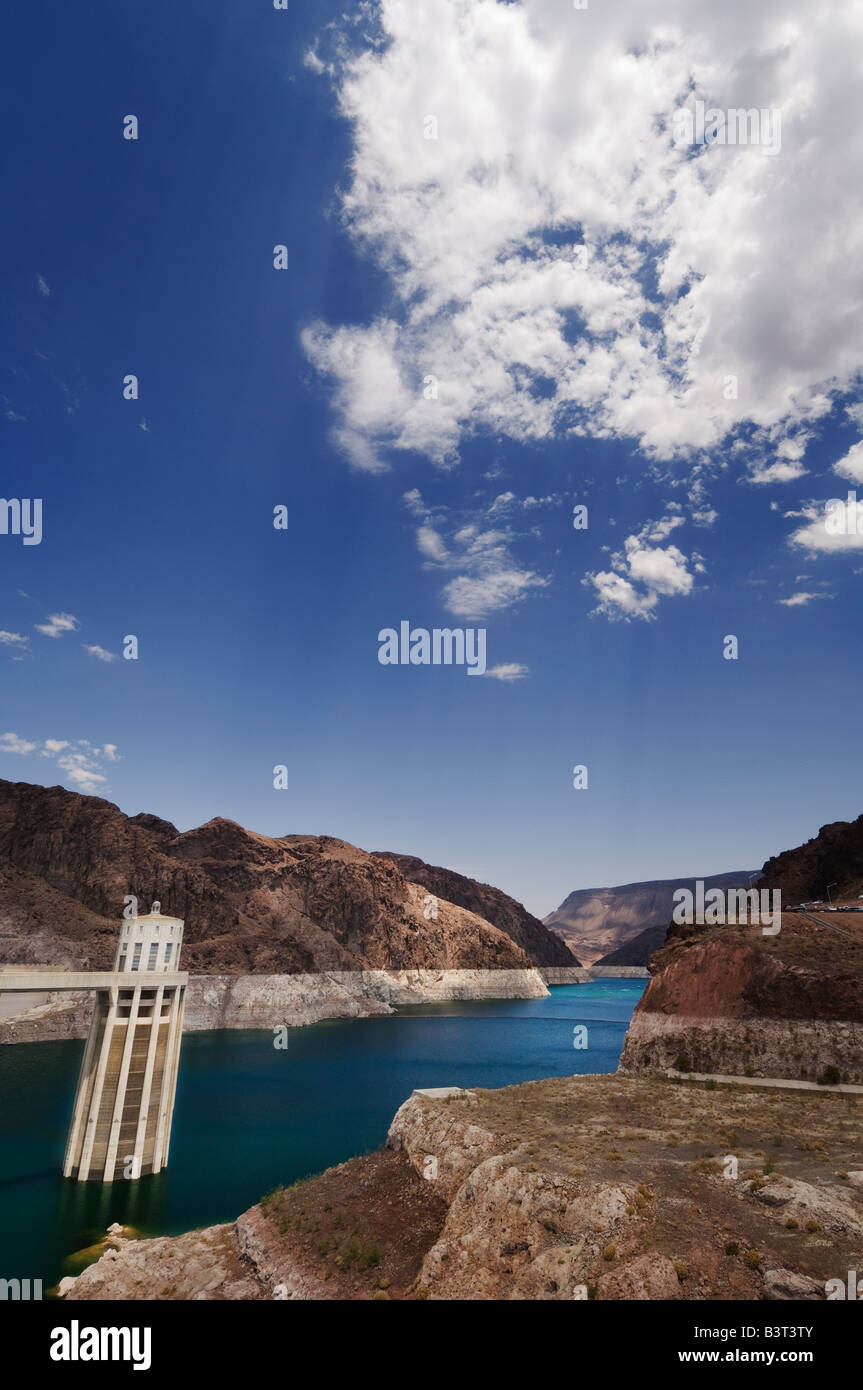 Aufnahme-Turm am Hoover-Staudamm an der Grenze zwischen Nevada und Arizona. Stockfoto