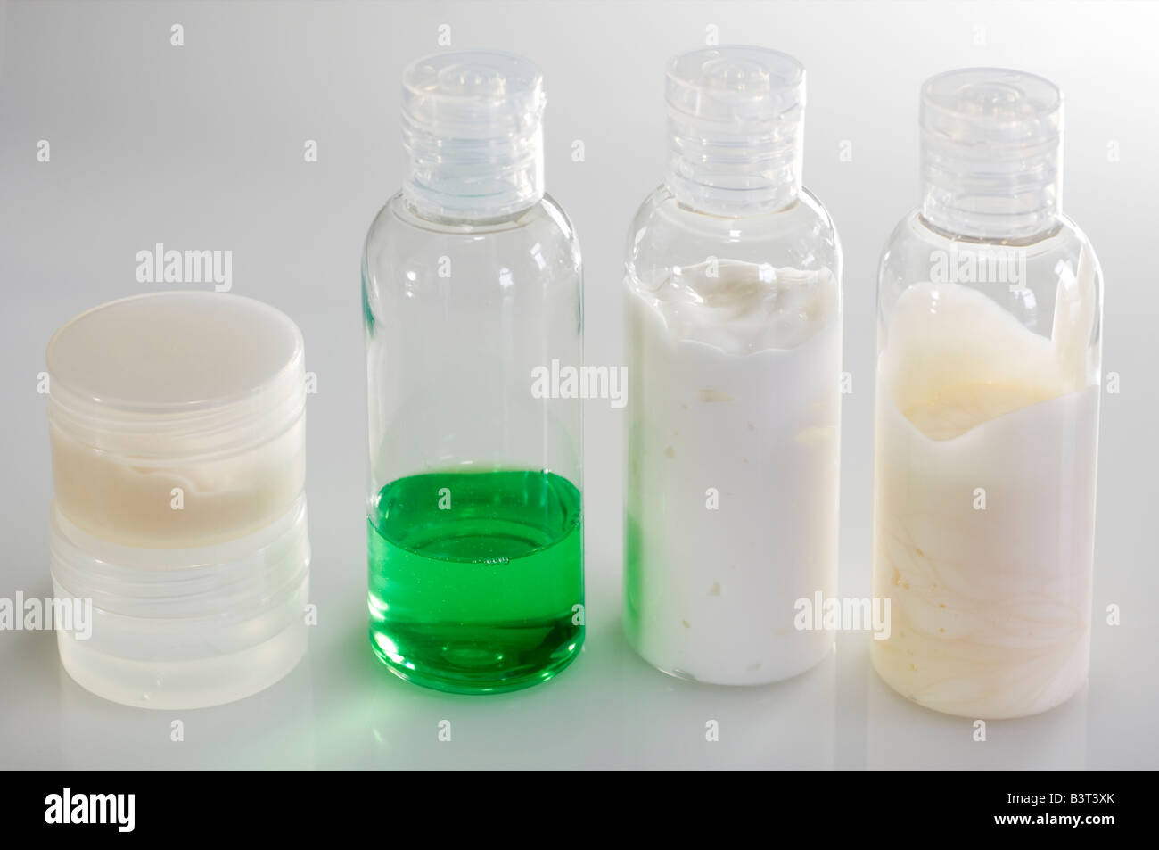 Shampoo Spülung und Feuchtigkeitscremes in Kunststoff Reisen Behälter Stockfoto