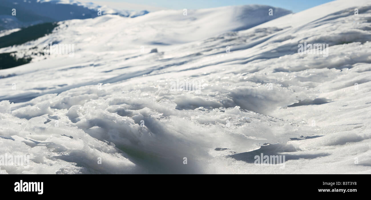 Wind Form Eis Klumpen auf Gebirgshintergrund Landschaft Stockfoto