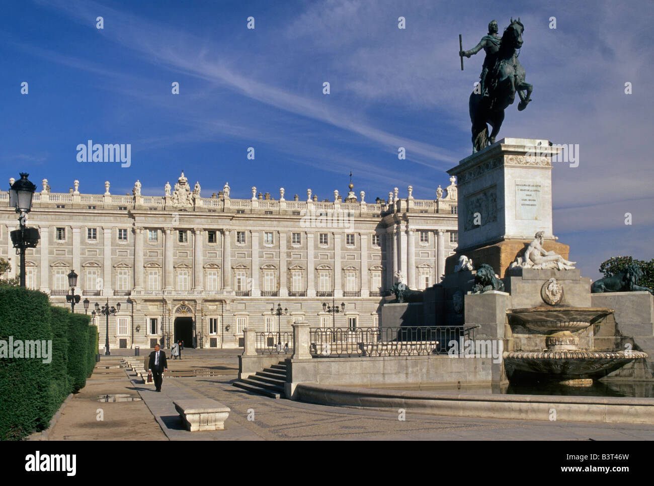 Palacio Real und Felipe IV Statue am Plaza de Oriente in Madrid Spanien Stockfoto