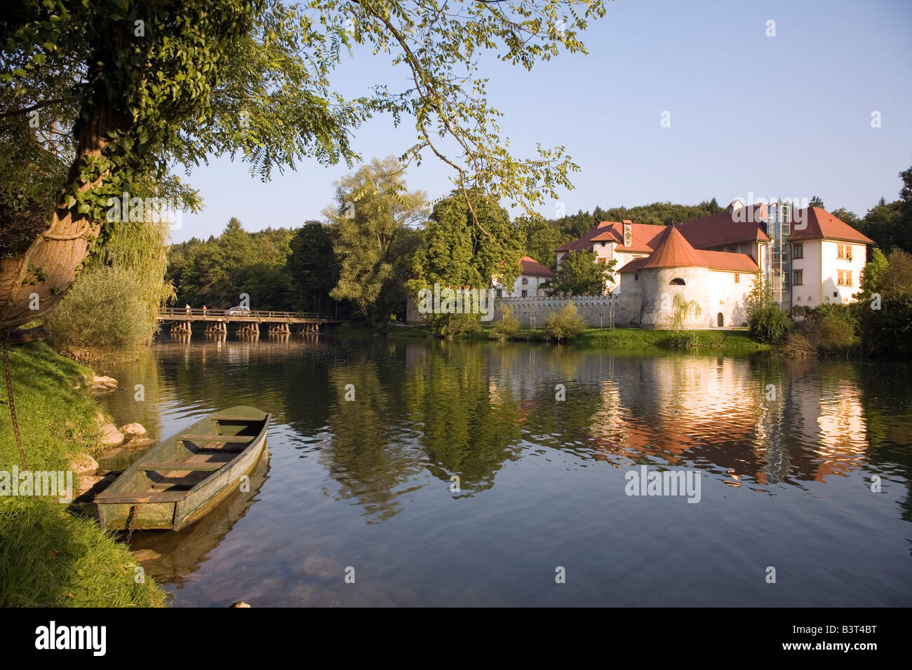 Boot und Schloss Otocec auf einer Insel des Krka Flusses 7km von der Stadt Novo Mesto Dolenjska Slowenien Europa Stockfoto