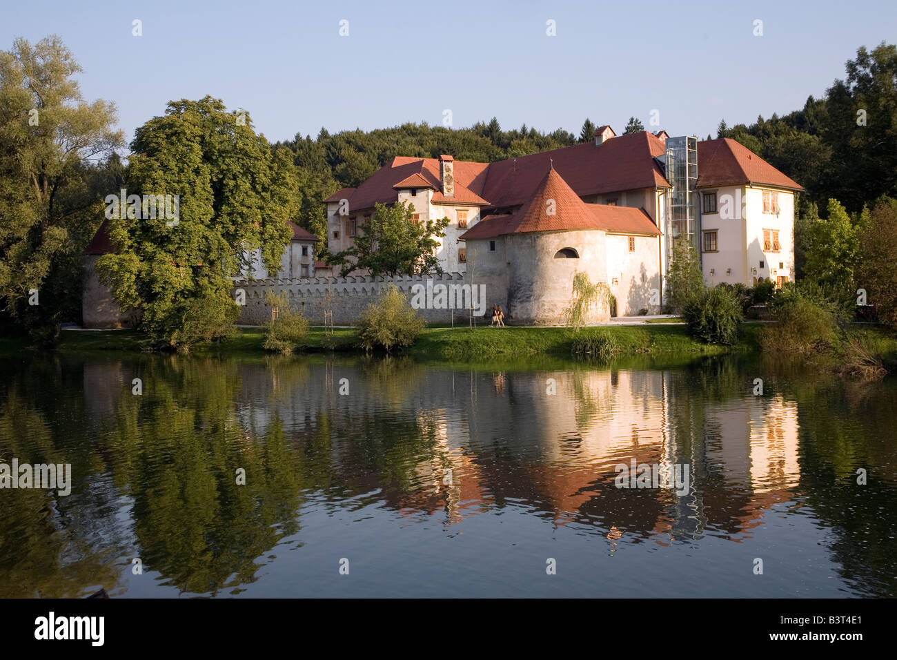 Schloss Otocec auf einer Insel des Krka Flusses, eines der schönsten 5-Sterne-Hotels in Zentral-Europa Stockfoto