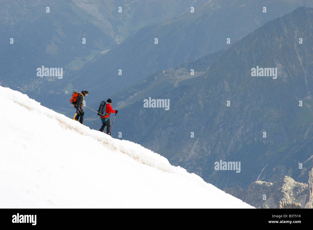 Zwei Bergsteiger Abstieg vom Gipfel der Aiguille du Midi Seilbahn in das Vallée Blanche in der Nähe von Chamonix-Mont-Blanc Stockfoto