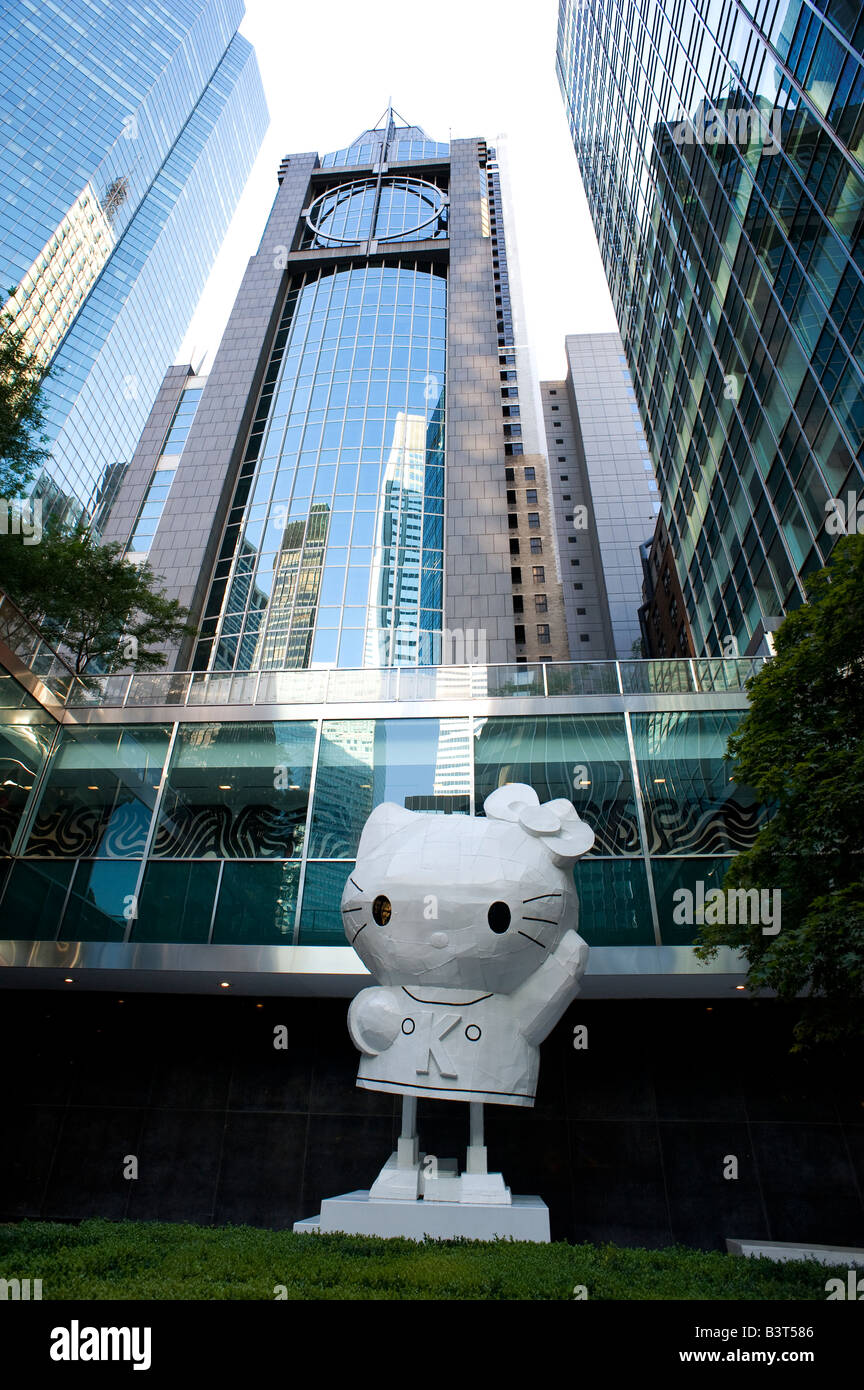 Hallo Kitty-Statue vor Lever House bei 390 Park Avenue in New York Stockfoto