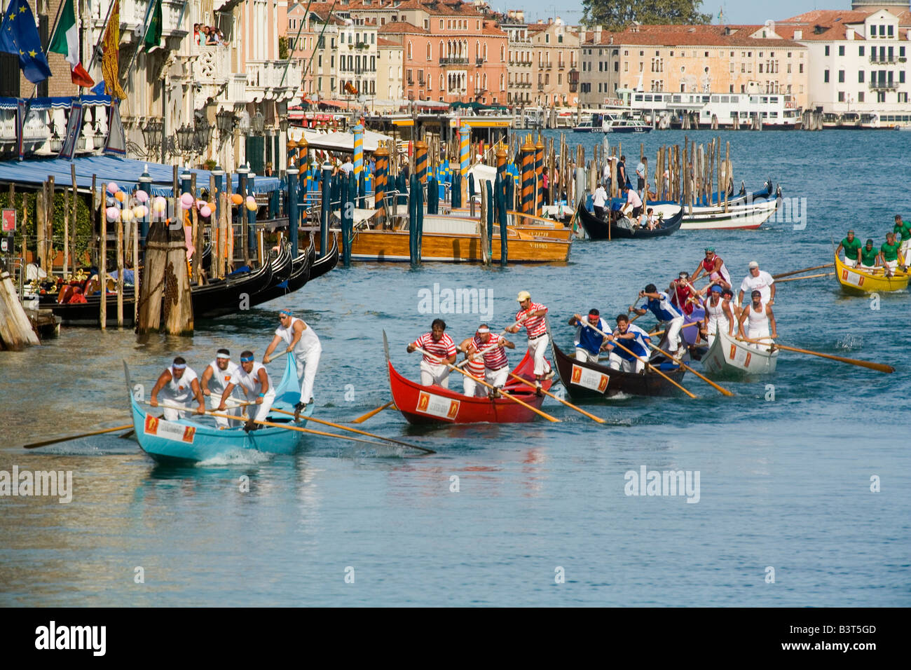 Mannschaften-Rennen entlang des Canal Grande in Venedig für die historische Regatta führt legen jedes Jahr im September Stockfoto