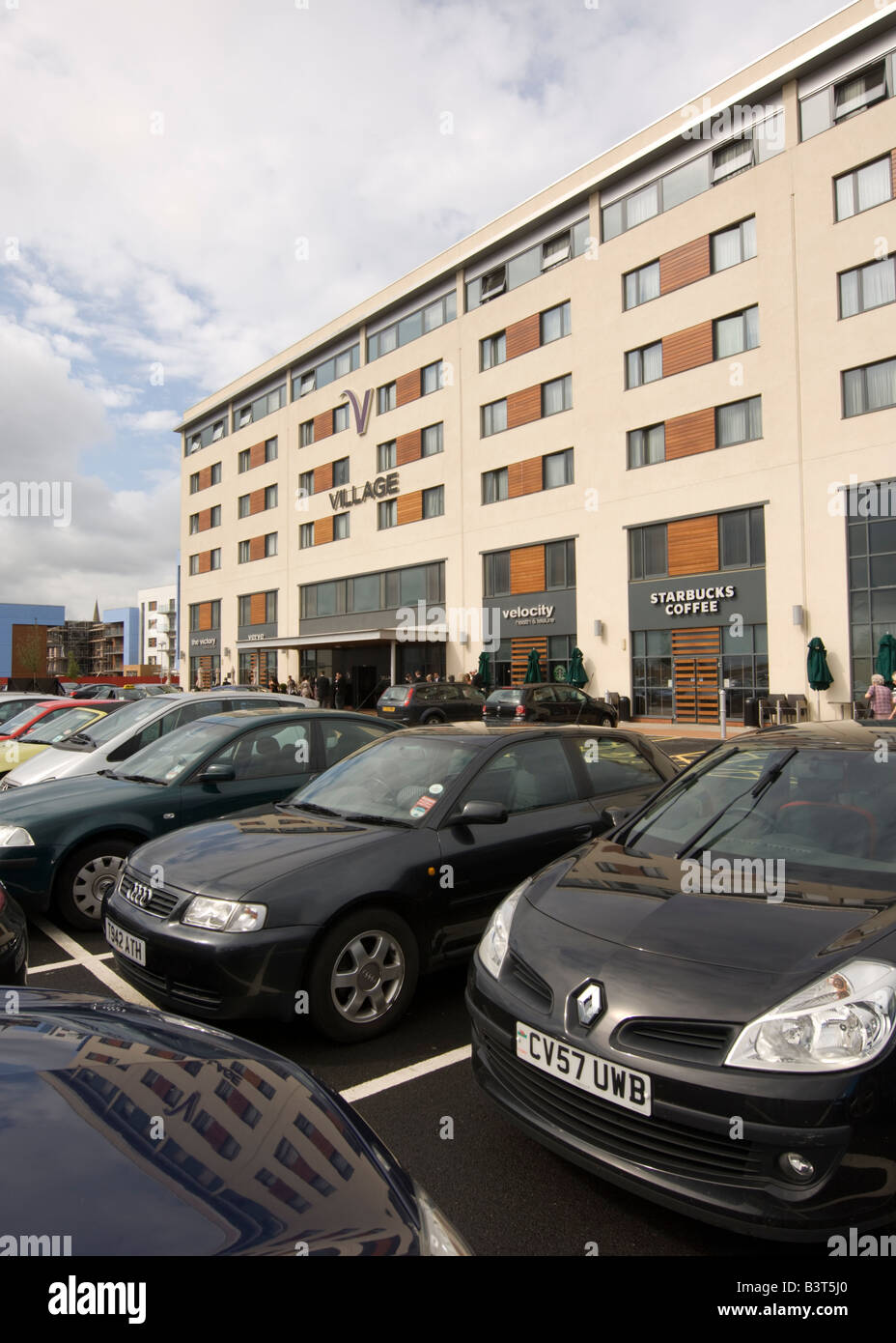 Das Dorf Hotelkette in Swansea SA1 Sanierung Zone, Wales UK, außen, parkten Autos außerhalb Stockfoto