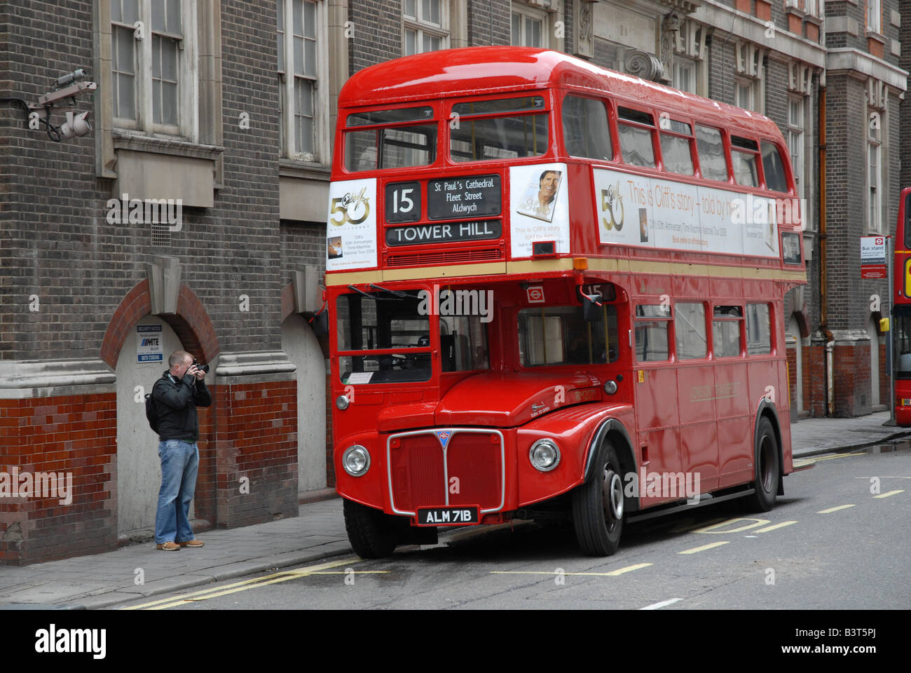 Nummer 15 roten Doppeldecker Routemaster Bus Parken im Zentrum von London Stockfoto