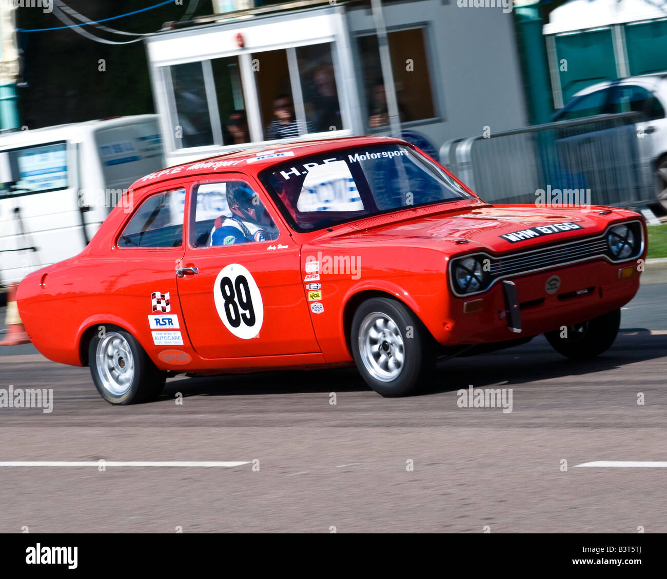 Ford Escort MKI Rennmodell auf Drag Strip mit verdunkelt Scheinwerfer in rot Stockfoto