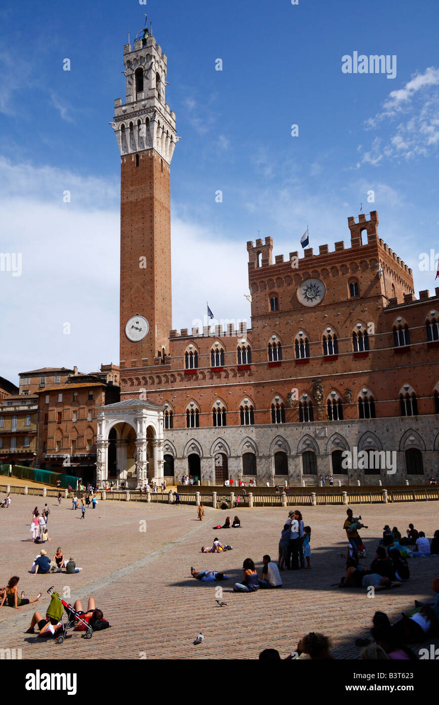 Der Torre del Mangia ist ein Turm in Siena, in der Region Toskana in Italien Stockfoto