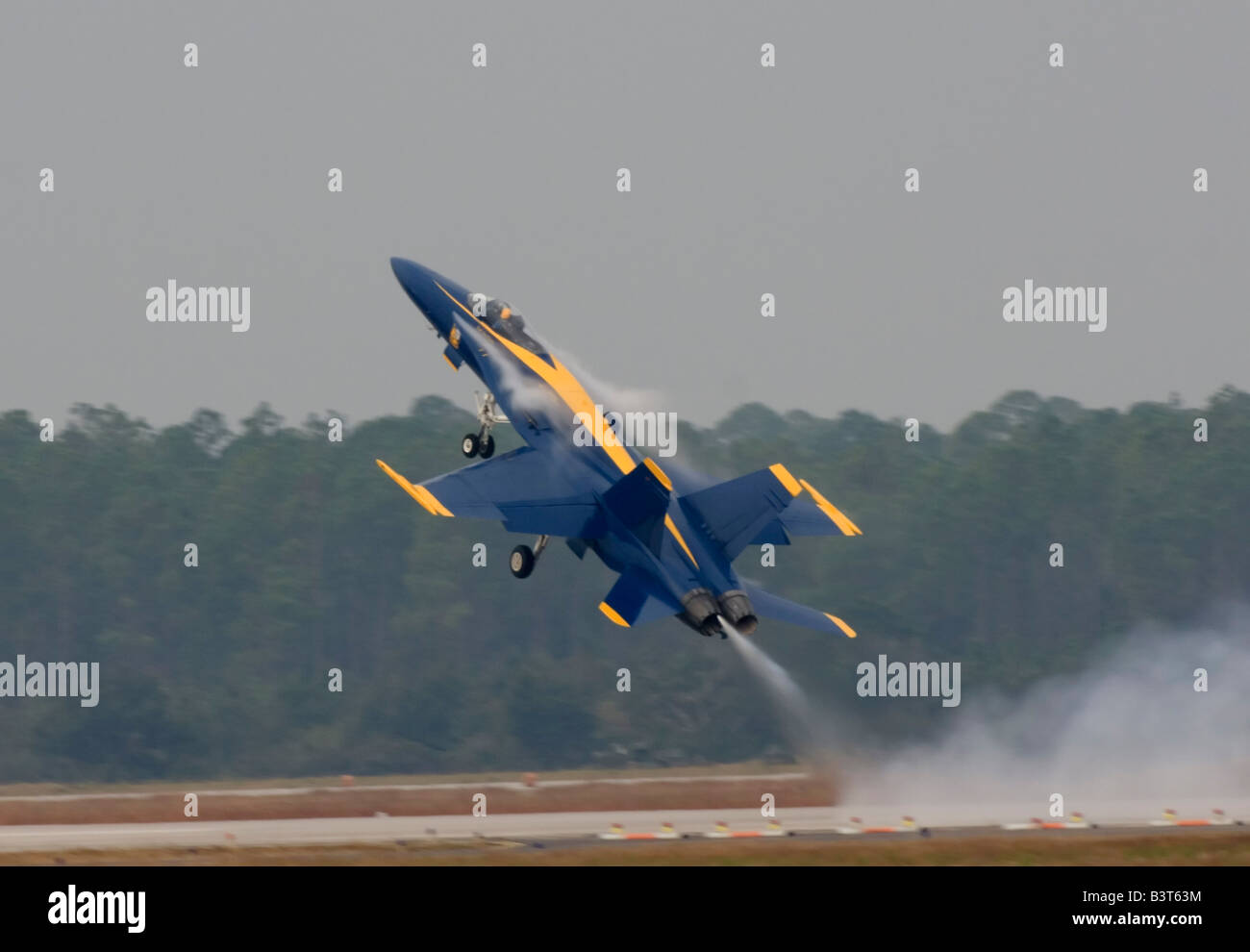 Boeing F/A-18 Jets der US Navy Blue Angels Flight Demonstration Team führen Sie an ihrer Basis Sommer NAS Pensacola, Florida. Stockfoto