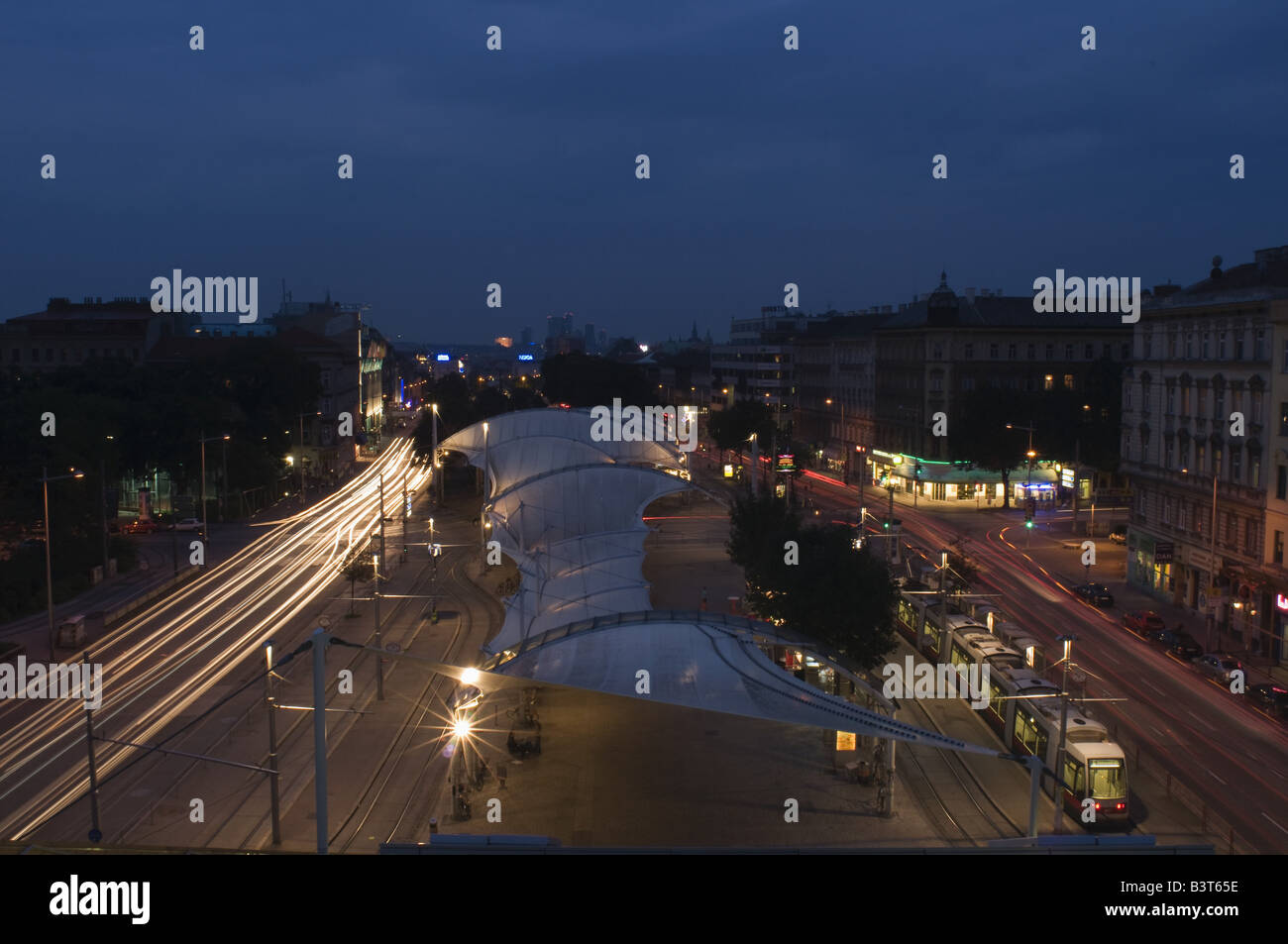 Wien, Urban-Loritz-Platz Und Gürtel - Wien, Straße bei Nacht Stockfoto