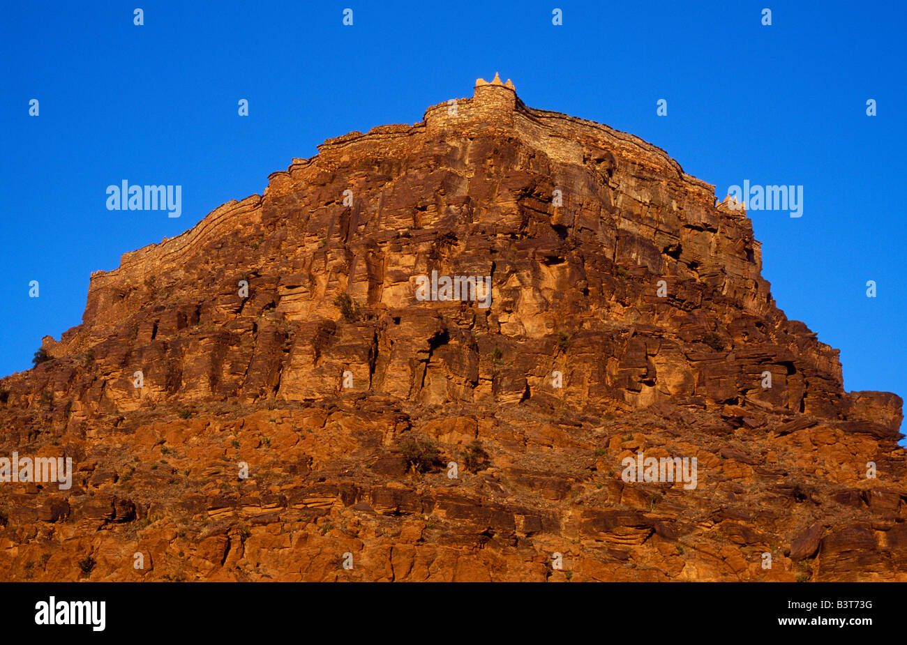 Marokko, Anti-Atlas-Gebirge, die Berber Agadir oder befestigte Getreidespeicher, der Amtoudi ist auf einer steilen Klippe gebaut. Stockfoto