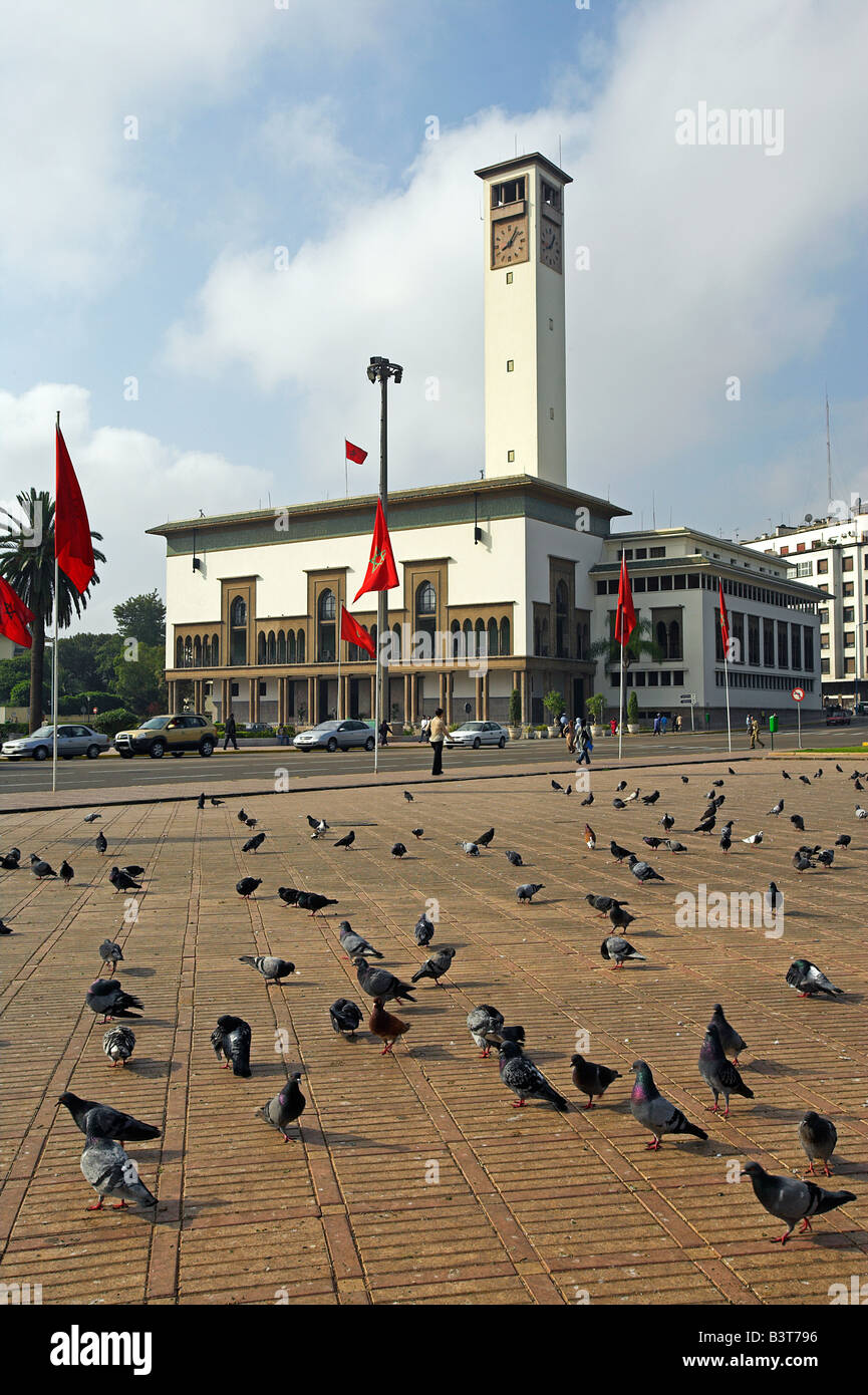 Marokko, Maghreb, Casablanca. Der Ancienne Präfektur (Old Police Station) auf der Place Mohammed V. 1930 in den Mauresque Stil, eine Mischung aus traditionellen marokkanischen und Art-Deco-Architektur Designed und gekrönt mit einem modernistischen Uhrturm. Stockfoto