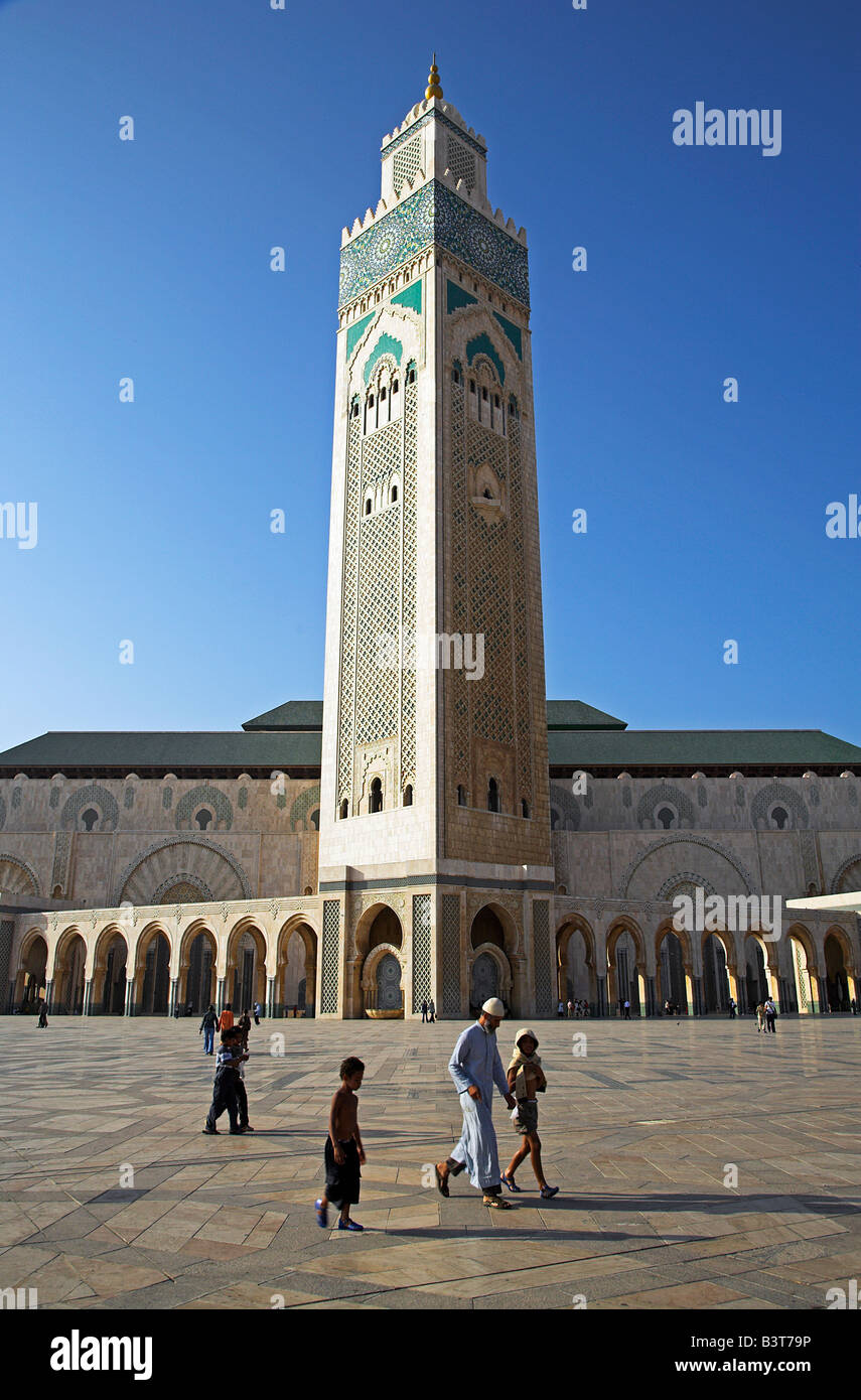 Marokko, Maghreb, Casablanca. Der Hassan II Moschee ist die drittgrößte in der Welt nach Mekka und Medina und dem Minarett, 210 m ist der höchste von allen. Es wurde gebaut, um den ehemaligen König Hassan II 60. Geburtstag im Jahr 1993 zu gedenken. Entworfen von Franzose Michel Pinseau, waren über 6000 marokkanische Handwerker in seiner Konstruktion beschäftigt. Es bietet Platz für 25000 Anbeter in seinem Inneren und ein weiteres 80000 im Innenhof. Es ist eines der wenigen religiösen Gebäude in Marokko offen für nicht-Muslime. Stockfoto