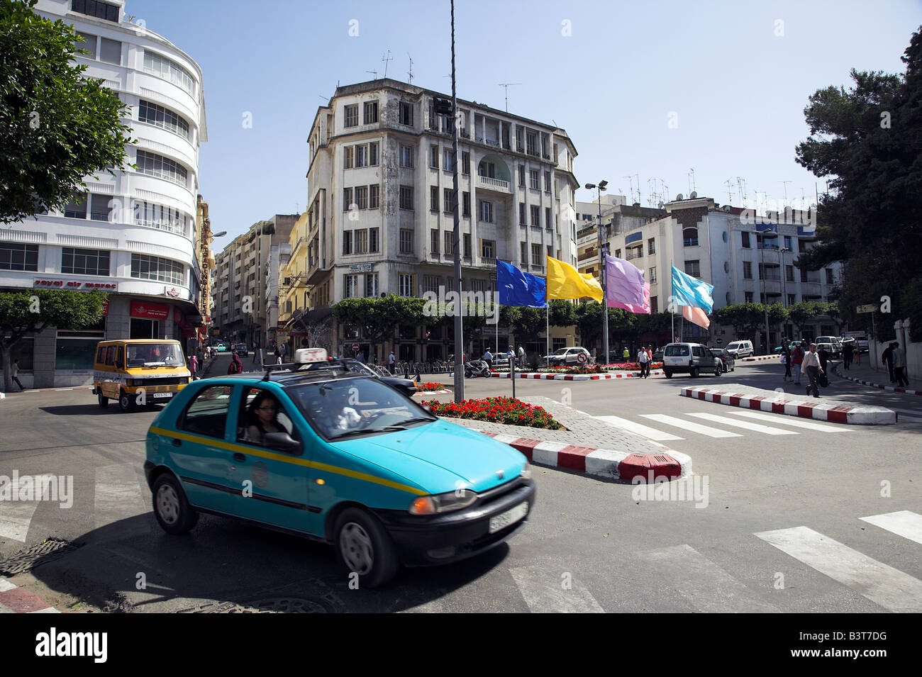 Taxis-Rennen durch die Place de France im Zentrum von der Ville Nouvelle, Tanger, Marokko. Stockfoto