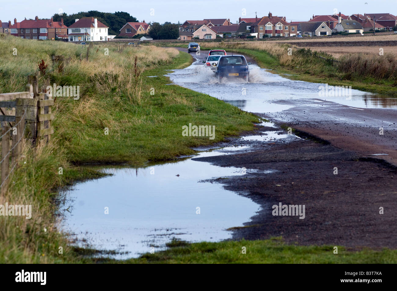September 2008 Überschwemmungen an der Küstenstrasse von gemeinsame nach Bamburgh in Northumberland Großbritannien Stockfoto
