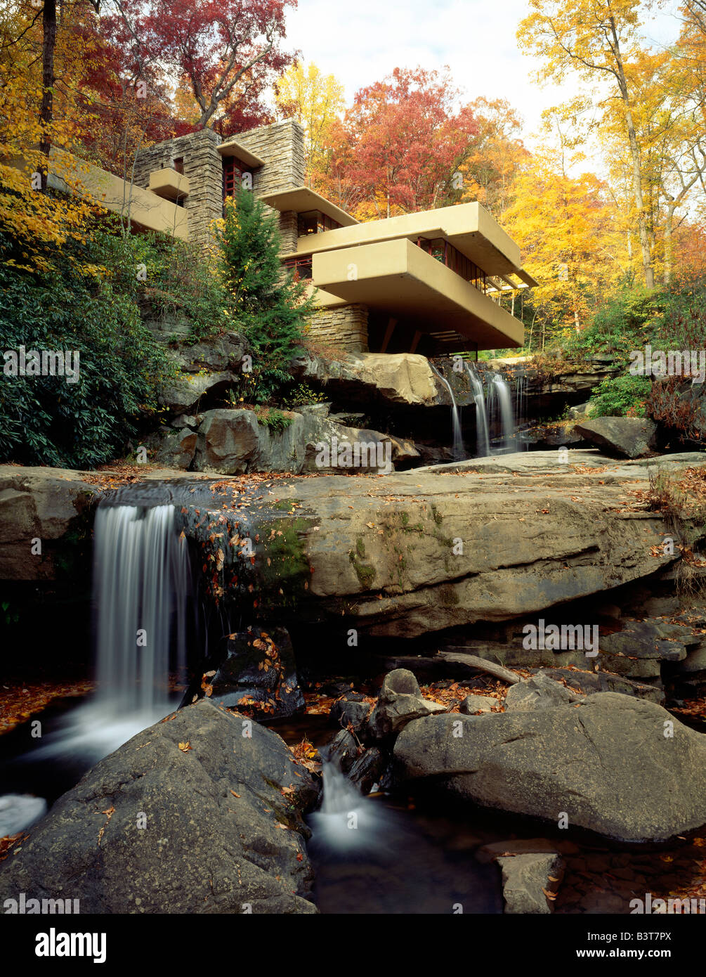 FALLINGWATER, FRANK LLOYD WRIGHT ENTWORFENEN ZUHAUSE FÜR DIE FAMILIE KAUFMANN, 1936. BEAR RUN, PENNSYLVANIA, USA Stockfoto