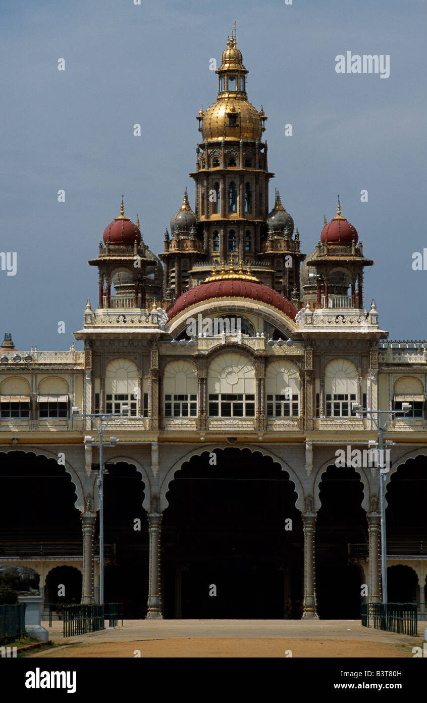 Indien, Karnataka Provinz, Mysore. Der Maharaja-Palast, entworfen im Indo-sarazenischen Stil-Hybrid von Henry Irwin, der britische Berater Architekt der Madras Zustand, wurde im Jahre 1912 für die 24. Wadiyar Raja abgeschlossen. Zwölf Tempeln umgeben den Palast. Stockfoto