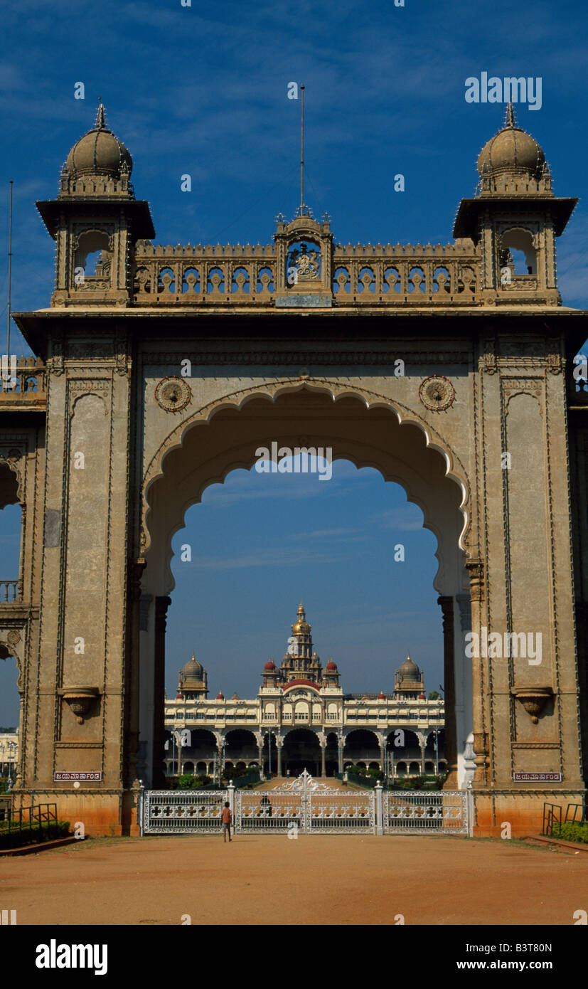 Indien, Karnataka Provinz, Mysore. Der Maharaja-Palast, entworfen im Indo-sarazenischen Stil-Hybrid von Henry Irwin, der britische Berater Architekt der Madras Zustand, wurde im Jahre 1912 für die 24. Wadiyar Raja abgeschlossen. Zwölf Tempeln umgeben den Palast. Stockfoto