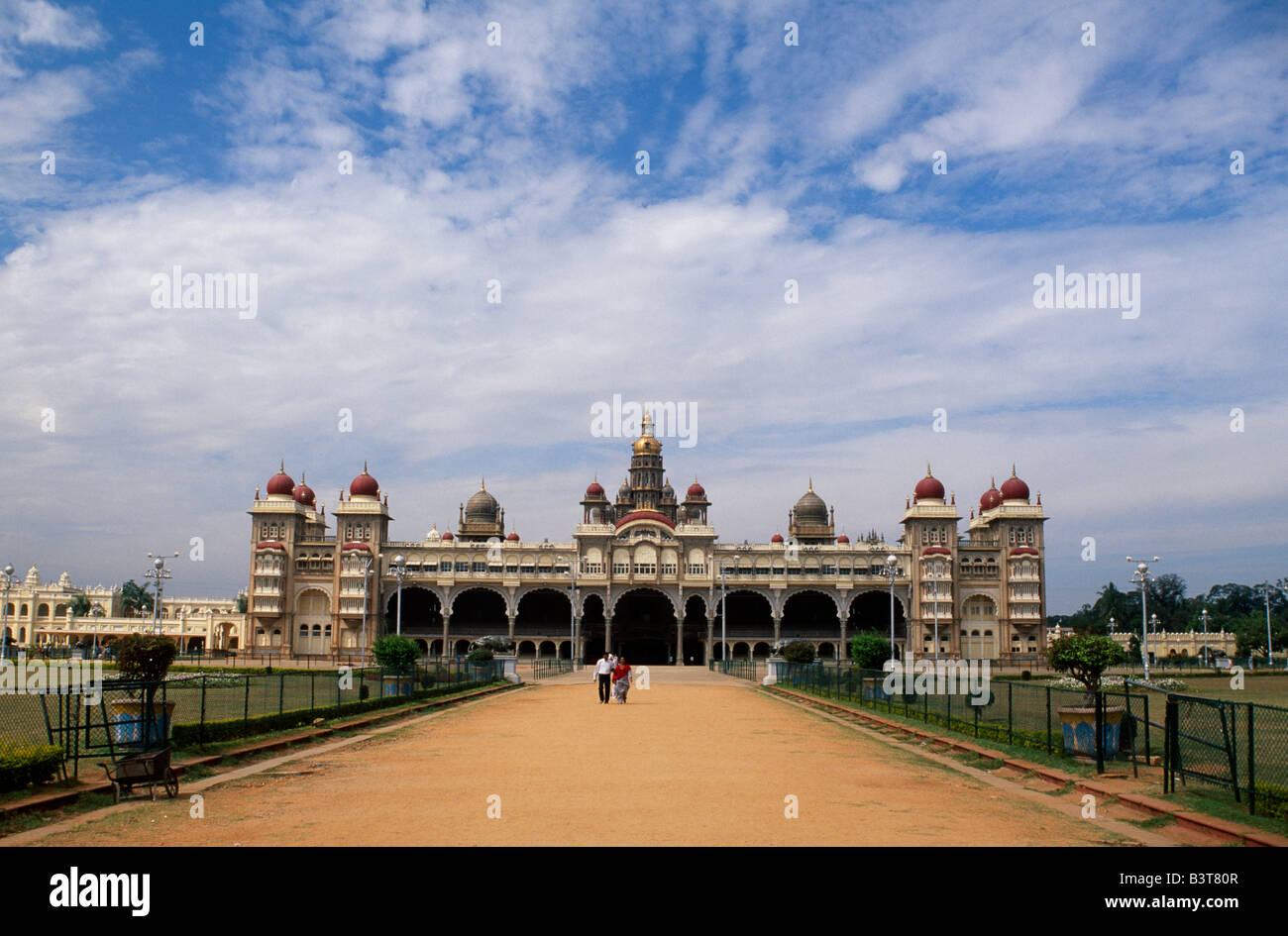 Indien, Karnataka Provinz, Mysore. Der Maharaja-Palast, entworfen im Indo-sarazenischen Stil-Hybrid von Henry Irwin, der britische Berater Architekt der Madras Zustand, wurde im Jahre 1912 für die 24. Wadiyar Raja abgeschlossen. Zwölf Tempeln umgeben den Palast. Stockfoto