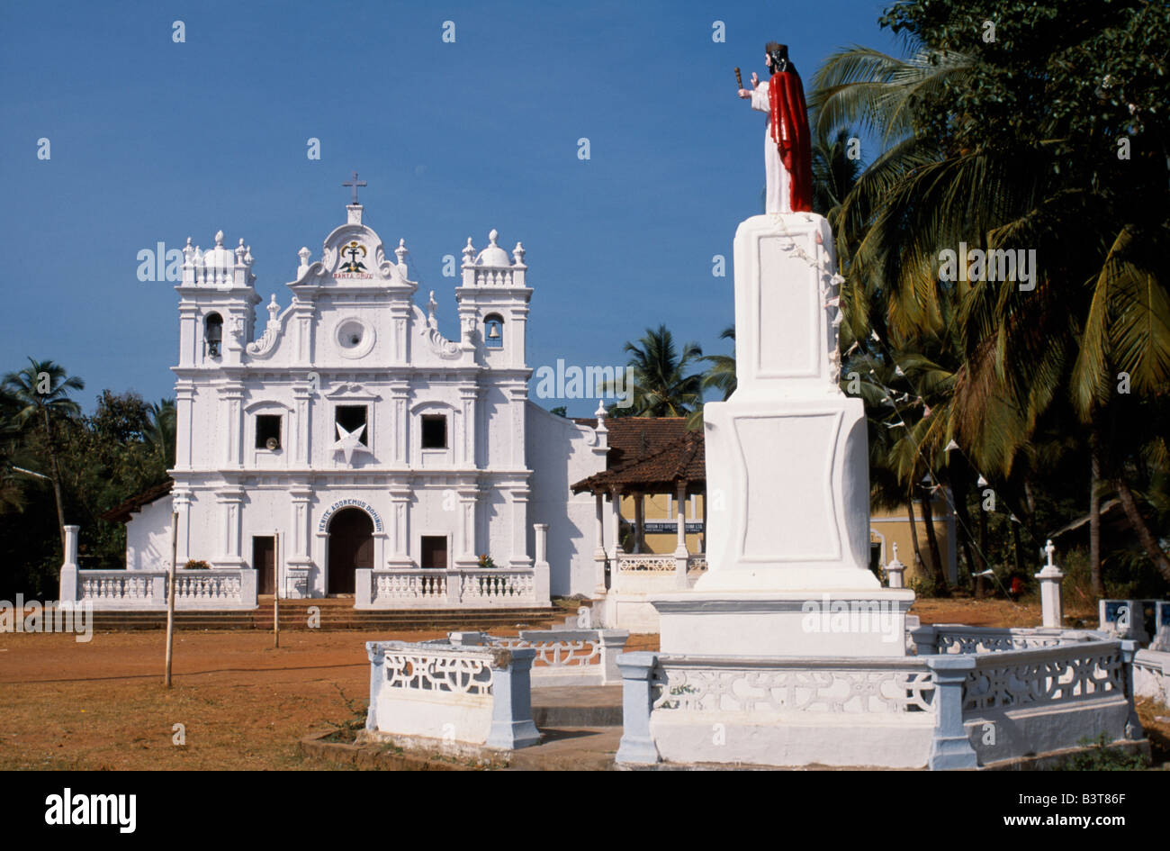 Indien, Goa, Cavelossim. Die malerische weiß getünchte Kirche im Dorf Cavelossim. Weiß getünchten Kirchen sind eines der Symbol von Goa und ein Erbe der Portugiesen. Stockfoto