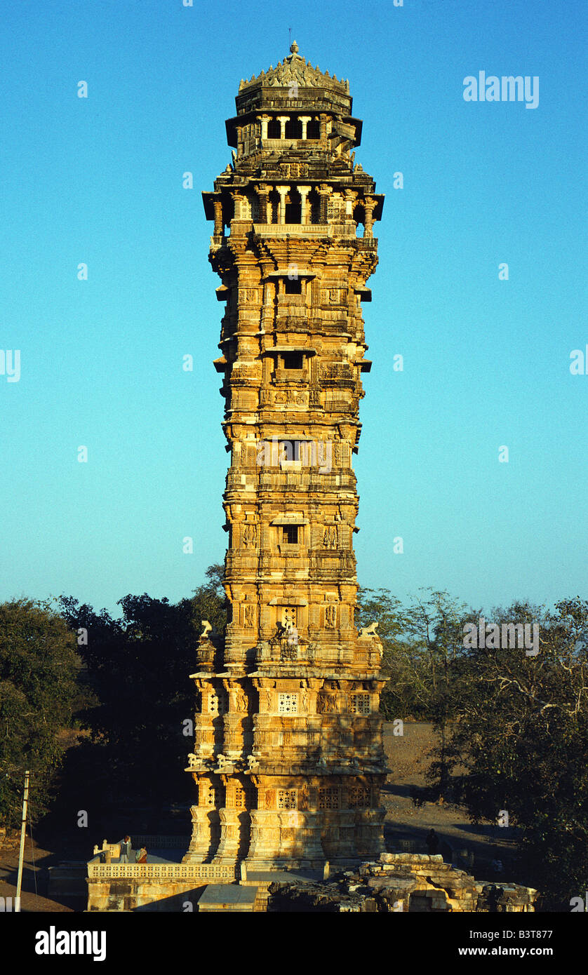 Indien, Rajasthan, Chittaurgarh. Der Jaya Stambha oder Turm des Sieges. Diese immense Fort wurde 1448 von Rana Kumbha zum Gedenken an seinen Sieg über die muslimischen Herrscher von Deli gebaut. Stockfoto
