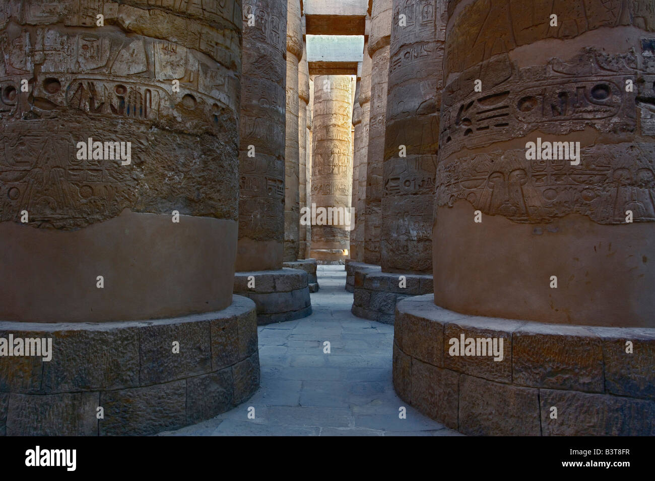 Massiven Säulen der großen Säulenhalle, in dem Tempel des Amun, der Tempel von Karnak in modernen Tag Luxor oder antike Theben. Stockfoto