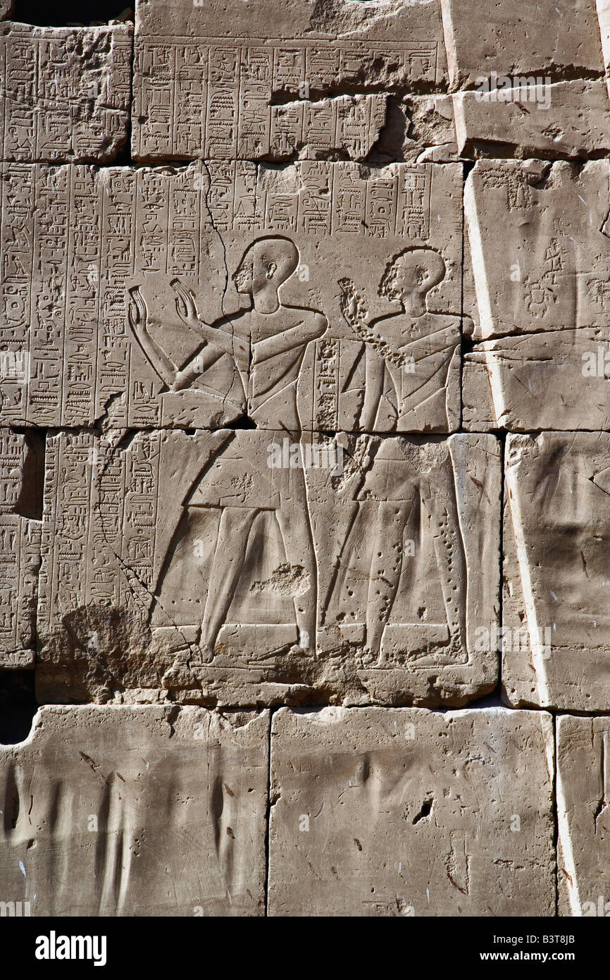 Hieroglyphen an Wand, Tempel von Karnak am modernen Tag Luxor oder antike Theben, Ägypten gelegen Stockfoto