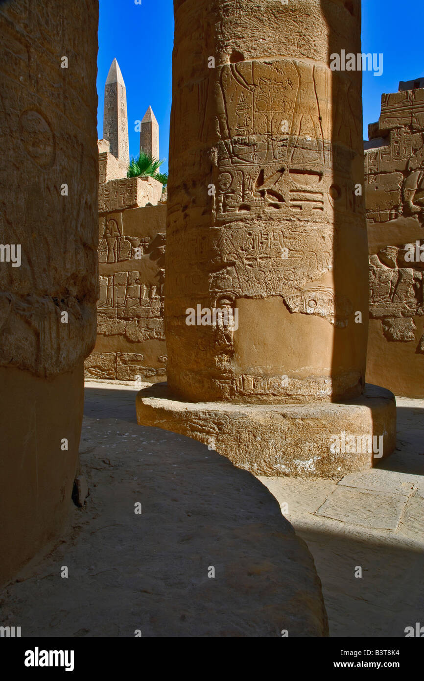 Die zwei Obelisken von Königin Hatshepsut betrachtet zwischen Spalten die Säulenhalle, Tempel von Karnak befindet sich am modernen Tag Luxor, Stockfoto