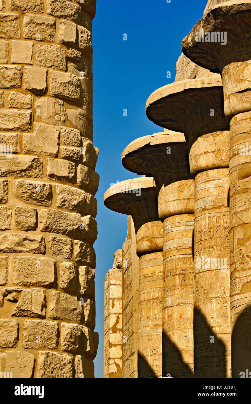 Massiven Säulen in die große Säulenhalle im Tempel des Amun, der Tempel von Karnak in modernen Tag Luxor oder antike Theben. Stockfoto