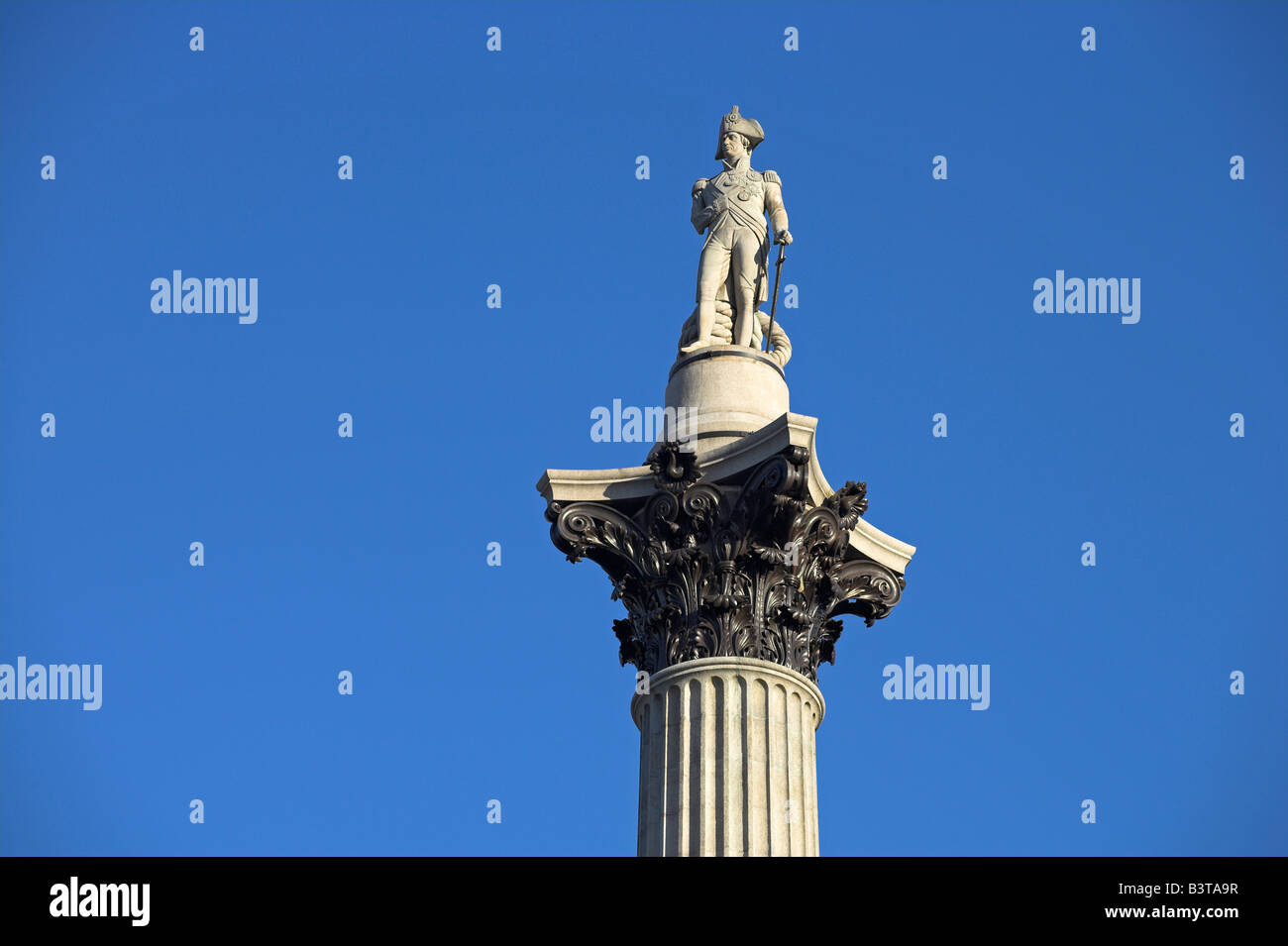 England, London, die Statue von Lord Nelson steht auf Nelson Säule auf dem Trafalgar Square. Die Statue wurde von EH Bailey geformt. Die Säule steht 145ft hoch, die gleiche Höhe wie das Impressum der HMS Victory, Nelsons Flaggschiff. Stockfoto