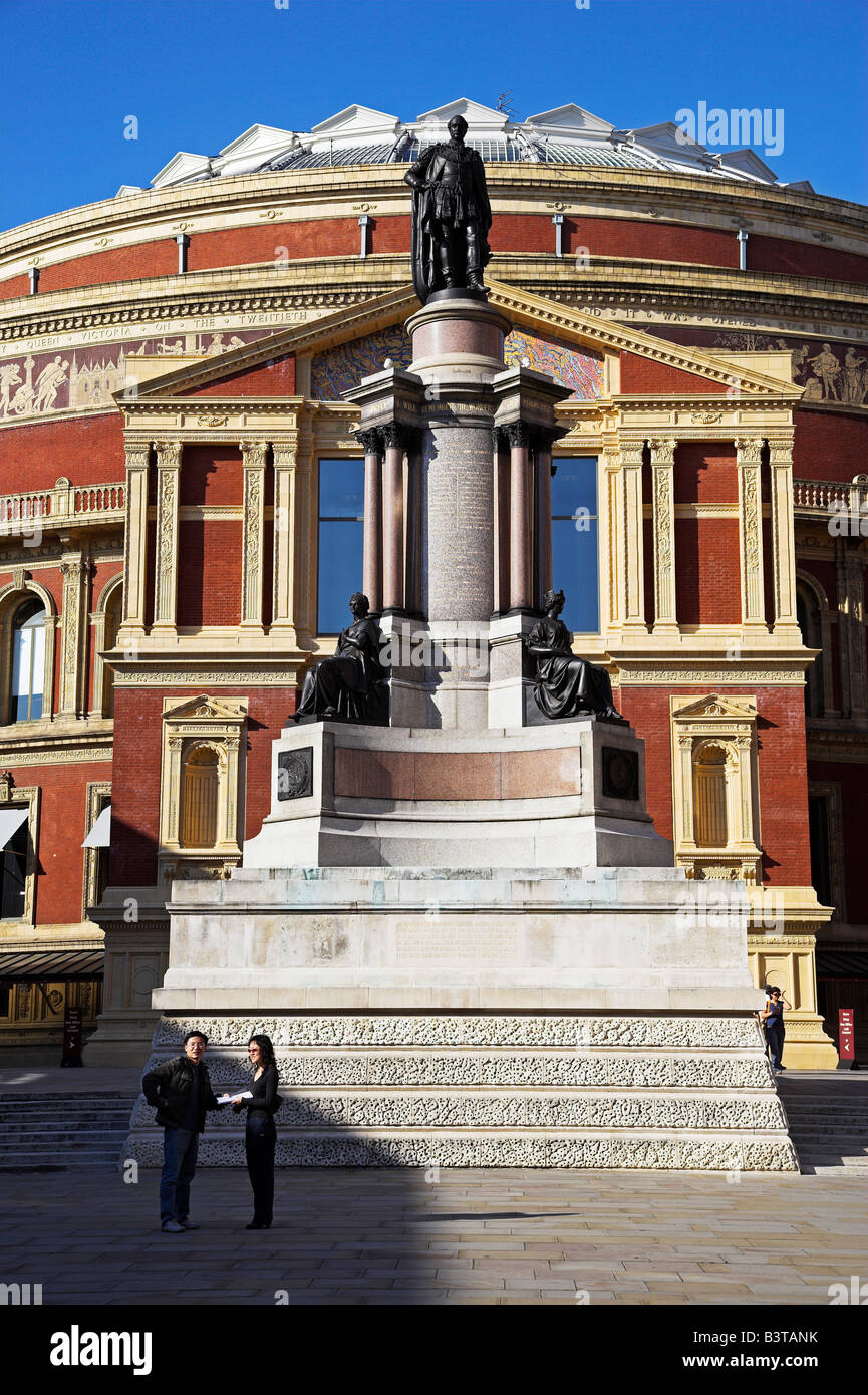 England, London. Die Statue von Prinz Albert stehen außerhalb der Albert Hall, einer der führenden Konzerthäusern Londons. Stockfoto