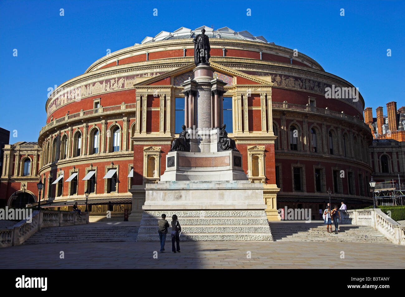 England, London. Die Statue von Prinz Albert stehen außerhalb der Albert Hall, einer der führenden Konzerthäusern Londons. Stockfoto