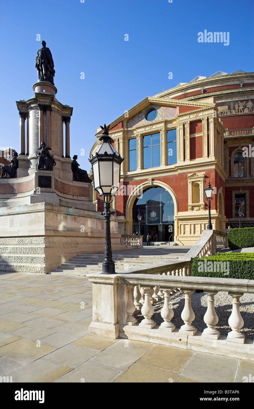 England, London. Die Statue von Prinz Albert stehen außerhalb der Albert Hall, einer der führenden Konzerthäusern Londons. Stockfoto