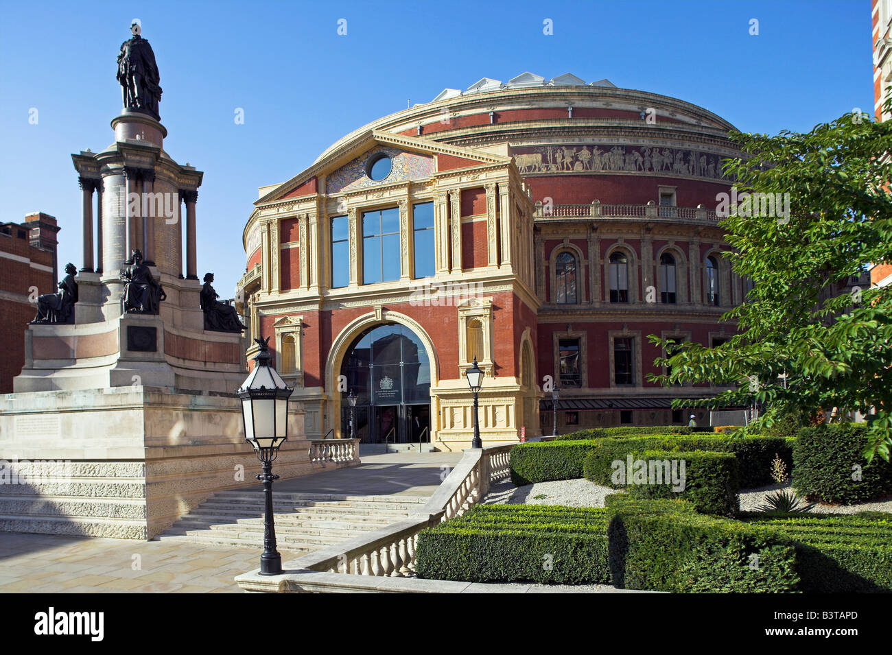 England, London. Die Statue von Prinz Albert stehen außerhalb der Albert Hall, einer der führenden Konzerthäusern Londons. Stockfoto