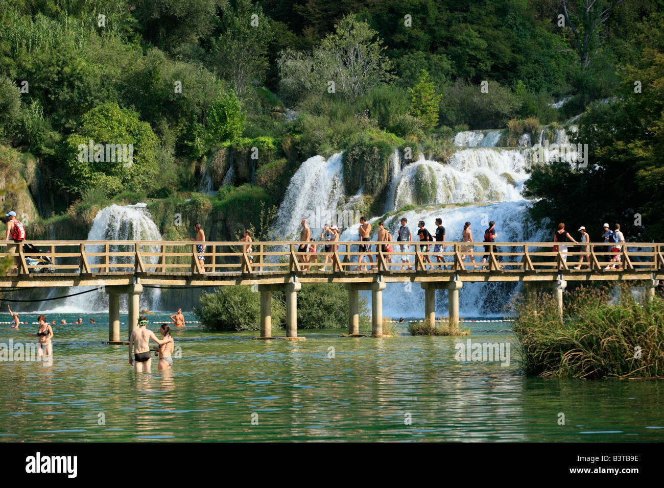 Wasserfall und Holzbrücke, Nationalpark Krka, Kroatien, Osteuropa Stockfoto
