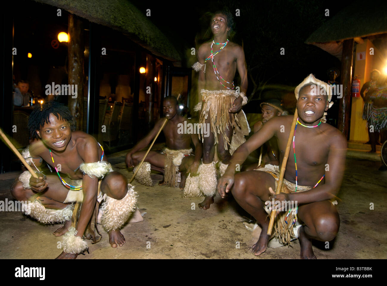 Afrika, Südafrika, KwaZulu Natal, Hluhluwe, Zulu Nyala Game Reserve, Zulu-Tänzer Stockfoto